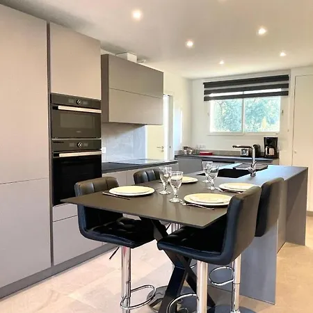 Bnb Renting Le Cèdre Spacious Studio In With A Balcony Wifi&ac Appartement *